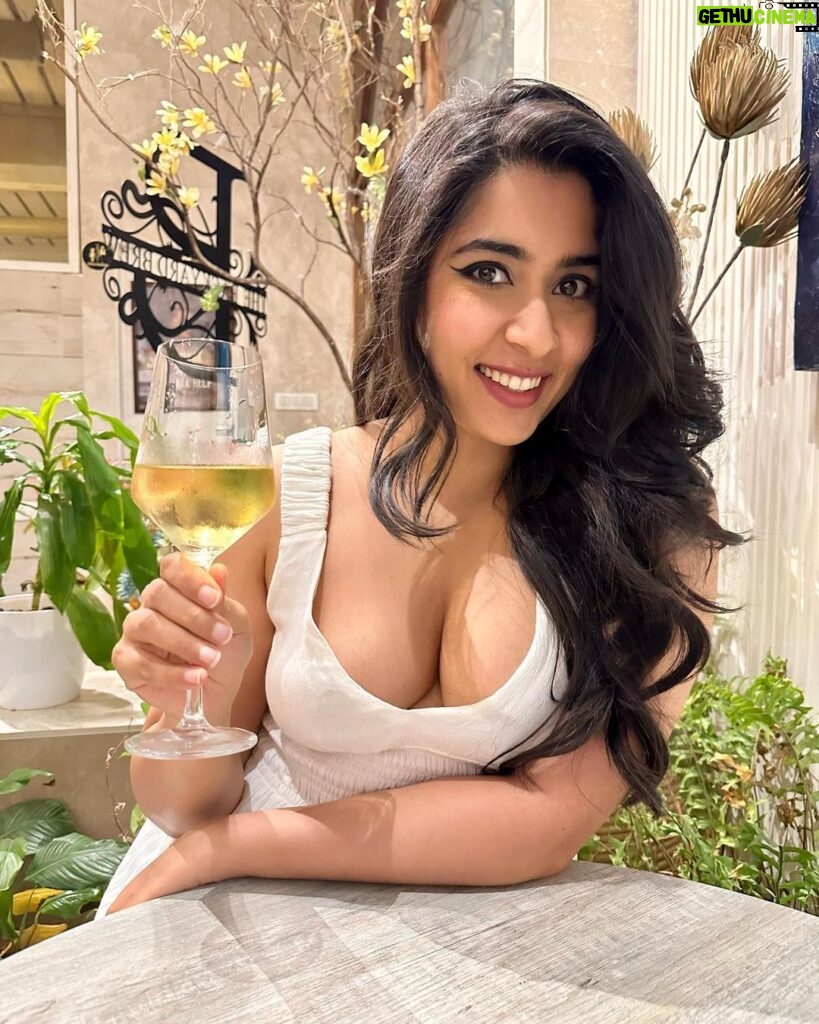 Nikita Sharma Instagram - POV: You’re having date night with me 🤍 Mumbai, Maharashtra