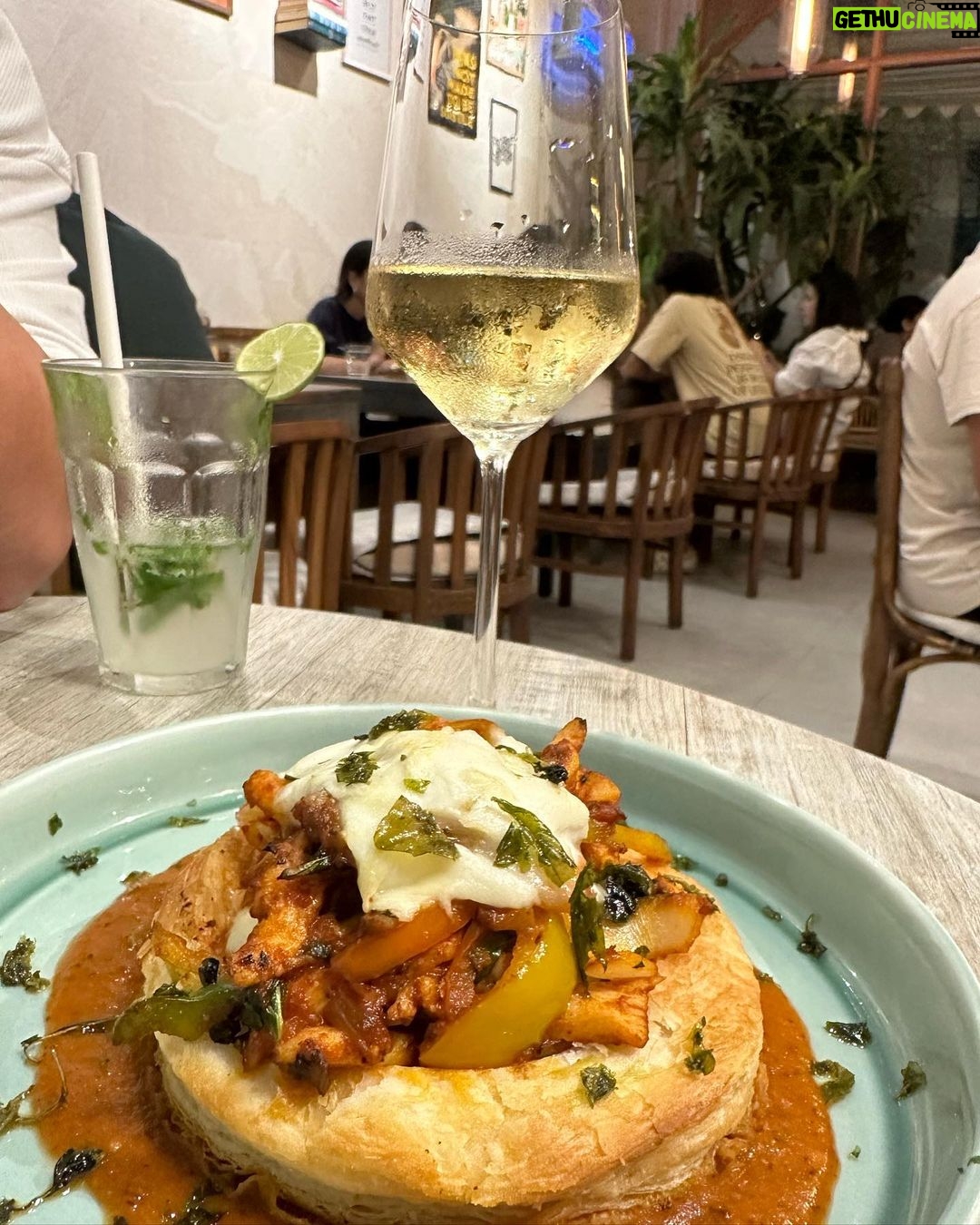 Nikita Sharma Instagram - POV: You’re having date night with me 🤍 Mumbai, Maharashtra