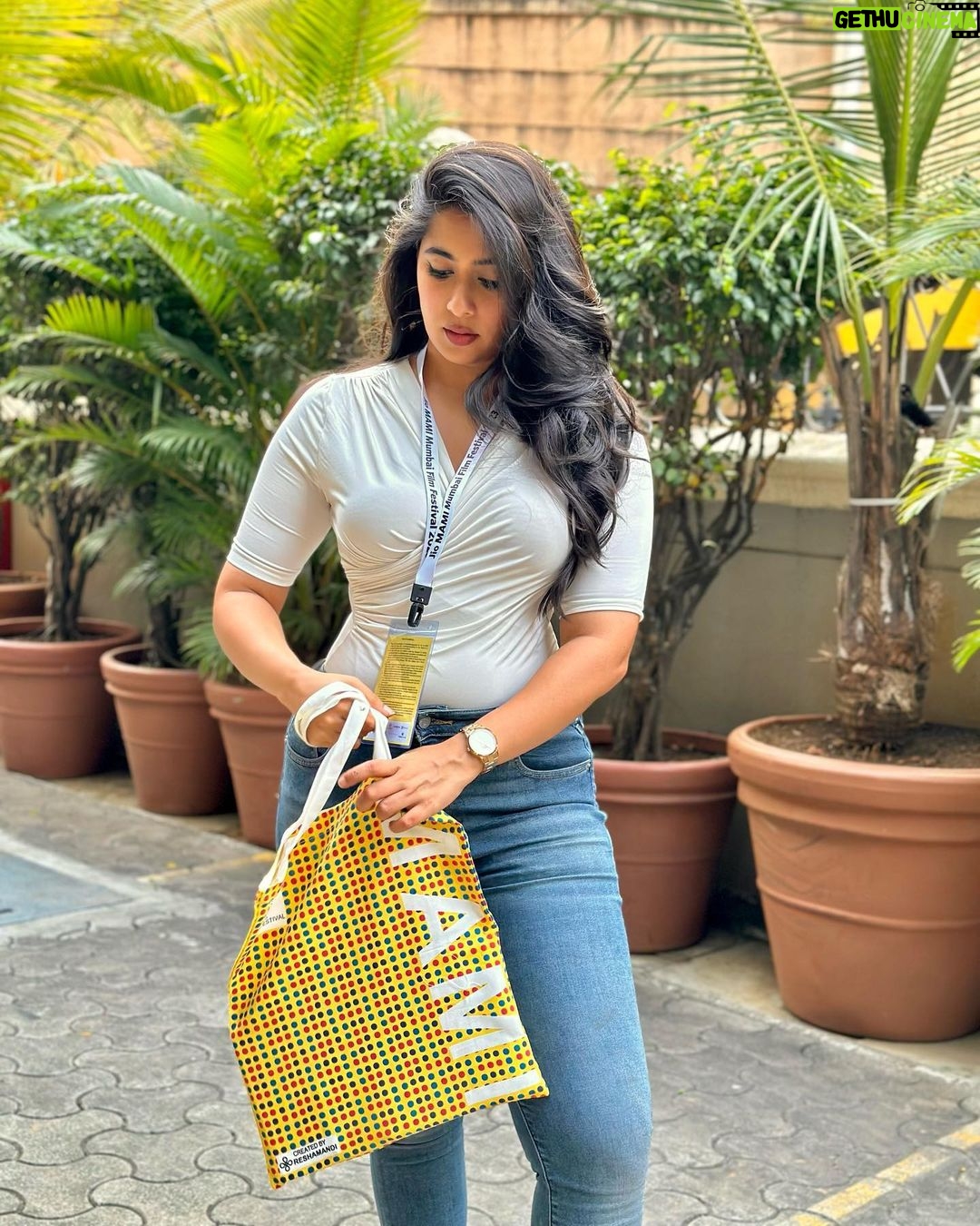 Nikita Sharma Instagram - Attending the wonderful @mumbaifilmfestival has been nothing short of just magical. 🎞️📽️✨ Experiencing film making, direction, acting technique and simply the details of production value closely has made me appreciate the art of film a lot more! 🎬♥️ Magic truly does lie behind great work and awe inspiring dedication. 👏🏻 Mumbai, Maharashtra
