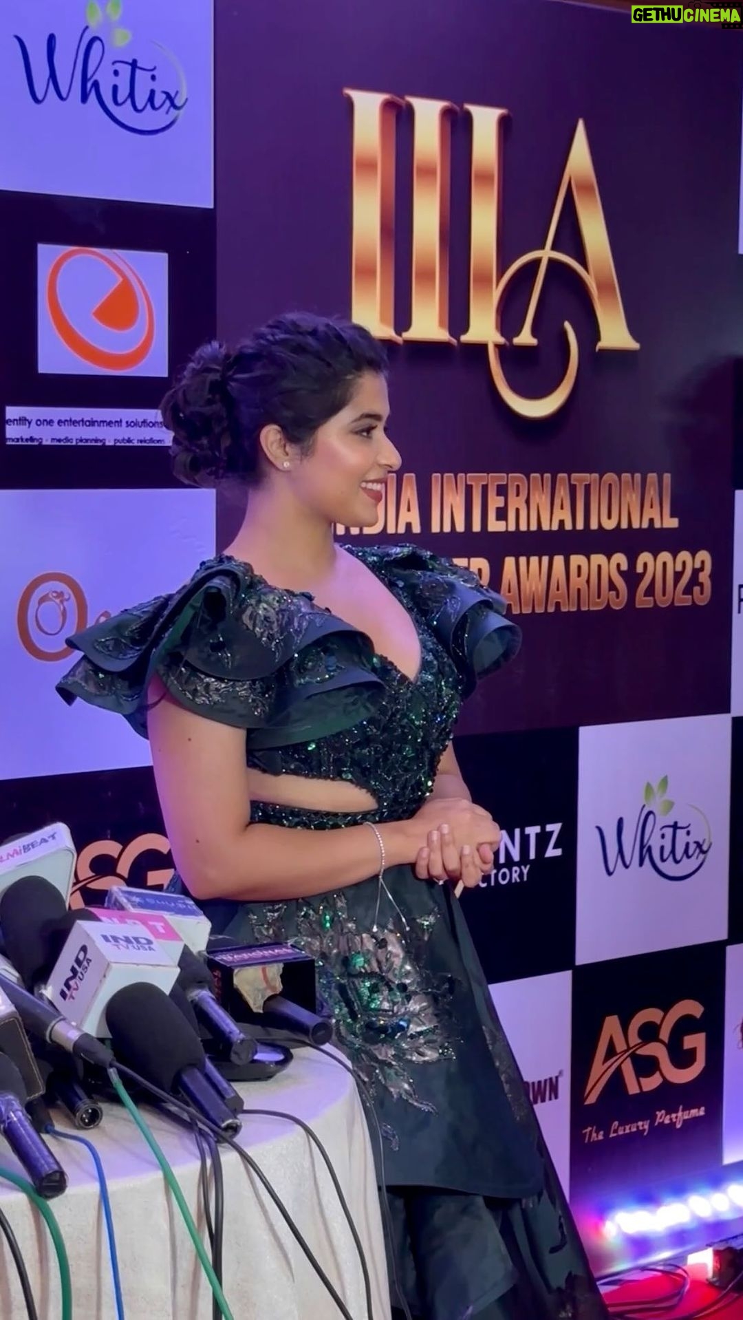 Nikita Sharma Instagram - ✨ INSPIRATIONAL ICON OF THE YEAR ✨ We all won! 🏆 I feel so so grateful to have won such a prestigious title for an award and it makes me filled with joy and humility to accept this special one. It’s one of the MOST special things any time I give a motivational talk, or get recognised for inspiring people. So this one is a really really special one and one that will always be so close to my heart. Of course, a HUGE HUGE thank you and hug goes out to each and every single one of you simply because you all choose to stick around and hear me and listen to what I have to say, thereby making me the “Inspirational Icon of the Year”! ✨ You all inspire me to inspire. 🥹 What a wonderful evening it was and indeed it’s truly an honour. Thank you for having me @iiiaward ✨ Victory gown by @amadicoutureofficial ♥️ Makeup and hair by @makeupbyemmarai ✨