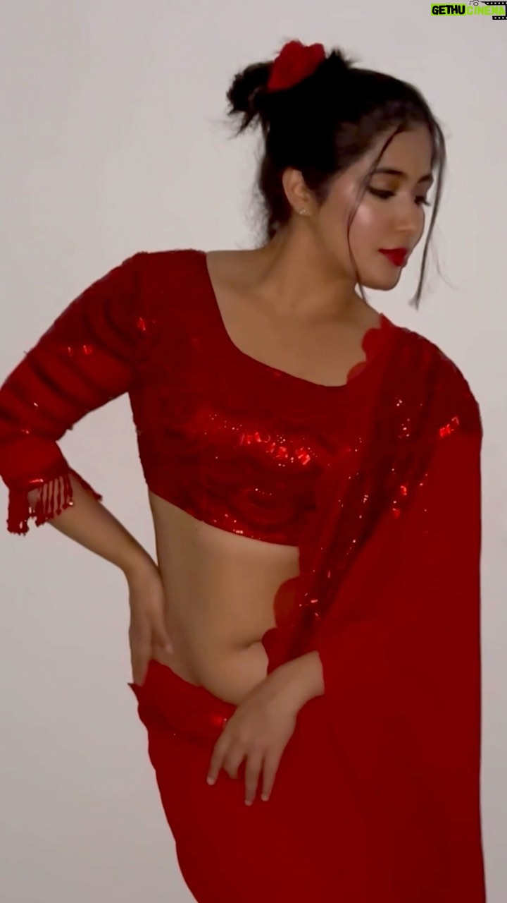 Nikita Sharma Instagram - Resplendent red amalgamating with glitter, here is Navratri look 7 for you all 🌹✨ This one is from @samyakksarees ♥️ #feelitreelit #explore #feature #red #saree #love #navratri #navratriseries #look #festive #festiveseason