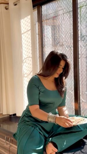 Nikita Sharma Instagram - As the Mumbai temperature drops down to 14.8 degrees for the first time ever, I live out my fantasy of eating hot aloo parathas on a farm in Punjab wearing my salwaar suit. ♥️

#feelitreelit #explore #feature #love #winter #punjabi #luttputt #luttputtgaya #salwarsuit