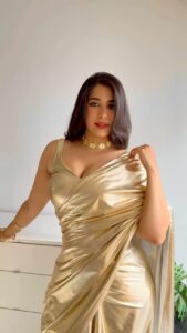 Nikita Sharma Instagram - Dipped in liquid gold, the Navratri looks series continues 💛✨ Look 4 of the Navratri series from @fittingroomcouture ✨ #feelitreelit #explore #feature #navratri #festive #festivity #festival #indian #saree #goldengirl