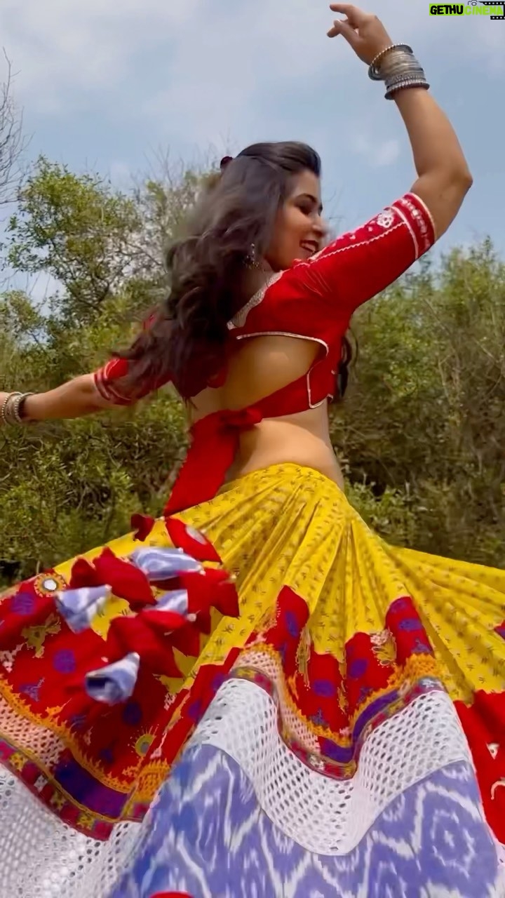 Nikita Sharma Instagram - Welcome to the Navratri series! ♥️✨ The festive season is upon us and here I share with you all my first Navratri look with @ishitapatel_couture ✨ #feelitreelit #navratri #garba #lehenga #festive #festivelooks #festivity