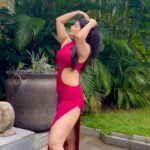 Nikita Sharma Instagram - I was always told that I’ve got broad shoulders and big thighs and back when I was a little girl or even in my late teens, it bothered me so much. And ever since my back injury, something in me changed and I honestly fell in love with my beautiful structure that God blessed me with! Thank you for the amazing shoulders and the gorgeous thighs! ♥️ Thank you, Universe. I see what you did there ☺️ #feelitreelit #explore #feature #grow #glow #bodylove #selflove