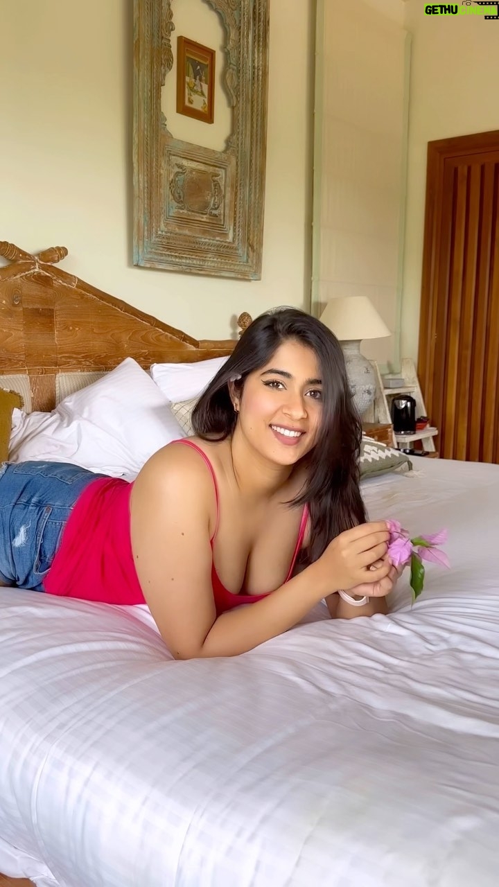 Nikita Sharma Instagram - Here’s a home music video of sorts for you guys! 🩷 Something different from what is usually do and boy did I have fun shooting this!! 🙈☺️✨ #feelitreelit #fun #explore #feature #travel #musicvideo Kahani Paradise