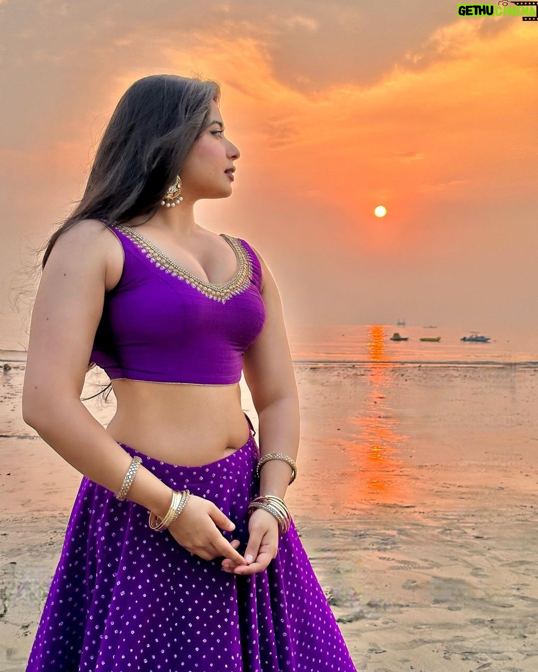 Nikita Sharma Instagram - Ek tuk tumhe dekhti hai, jo baat keh na chaahe zubaan.. 💜