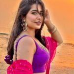 Nikita Sharma Instagram - Ek tuk tumhe dekhti hai, jo baat keh na chaahe zubaan.. 💜