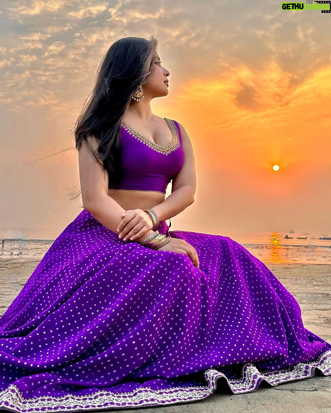 Nikita Sharma Instagram - Ek tuk tumhe dekhti hai, jo baat keh na chaahe zubaan.. 💜