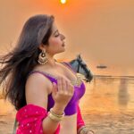 Nikita Sharma Instagram - Ek tuk tumhe dekhti hai, jo baat keh na chaahe zubaan.. 💜