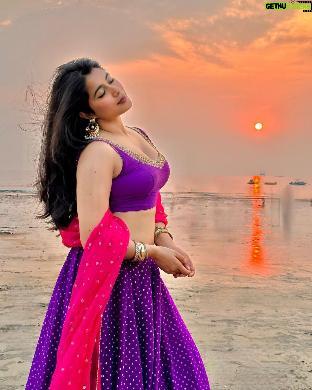 Nikita Sharma Instagram - Ek tuk tumhe dekhti hai, jo baat keh na chaahe zubaan.. 💜