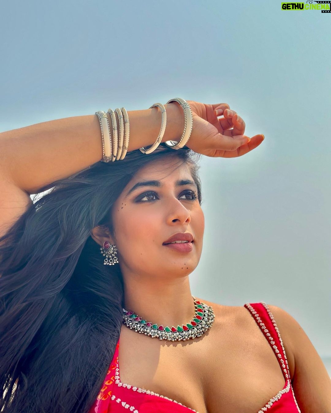 Nikita Sharma Instagram - Uski dhun mein, dil banjaara 🩷✨