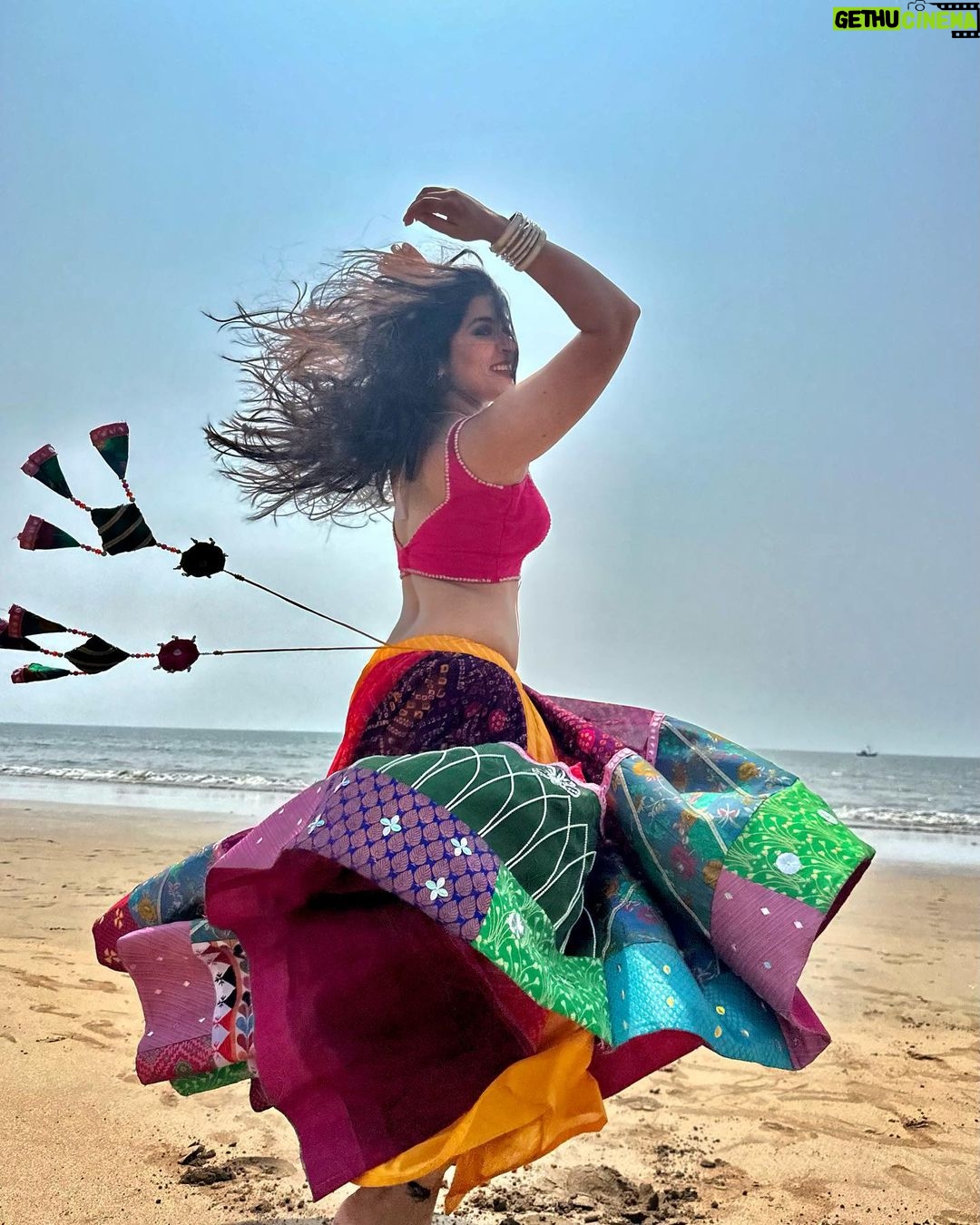 Nikita Sharma Instagram - Uski dhun mein, dil banjaara 🩷✨