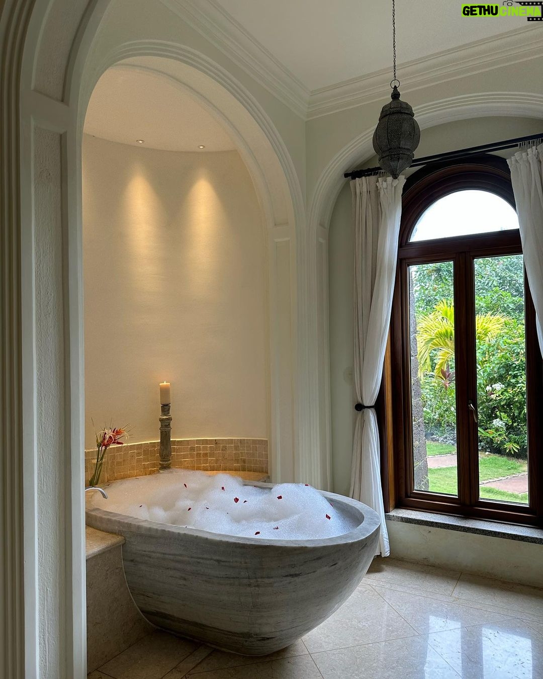 Nikita Sharma Instagram - A royal bath 🤍 Such a wonderful experience nestled in the lap of nature 🌴✨ Decided to wear the colours of a friend I saw through the window during my bath. (Check out the 4th picture) 🦚 Bikini set from @angelcroshet_swimwear Kahani Paradise