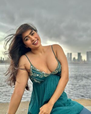 Nikita Sharma Instagram - Come spend a day in Bandra with me ♥️☺️
There are 2 sets of “Before & After”s for you in this post 🌧️🙈