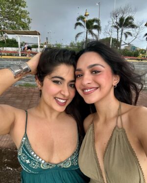 Nikita Sharma Instagram - Come spend a day in Bandra with me ♥️☺️
There are 2 sets of “Before & After”s for you in this post 🌧️🙈