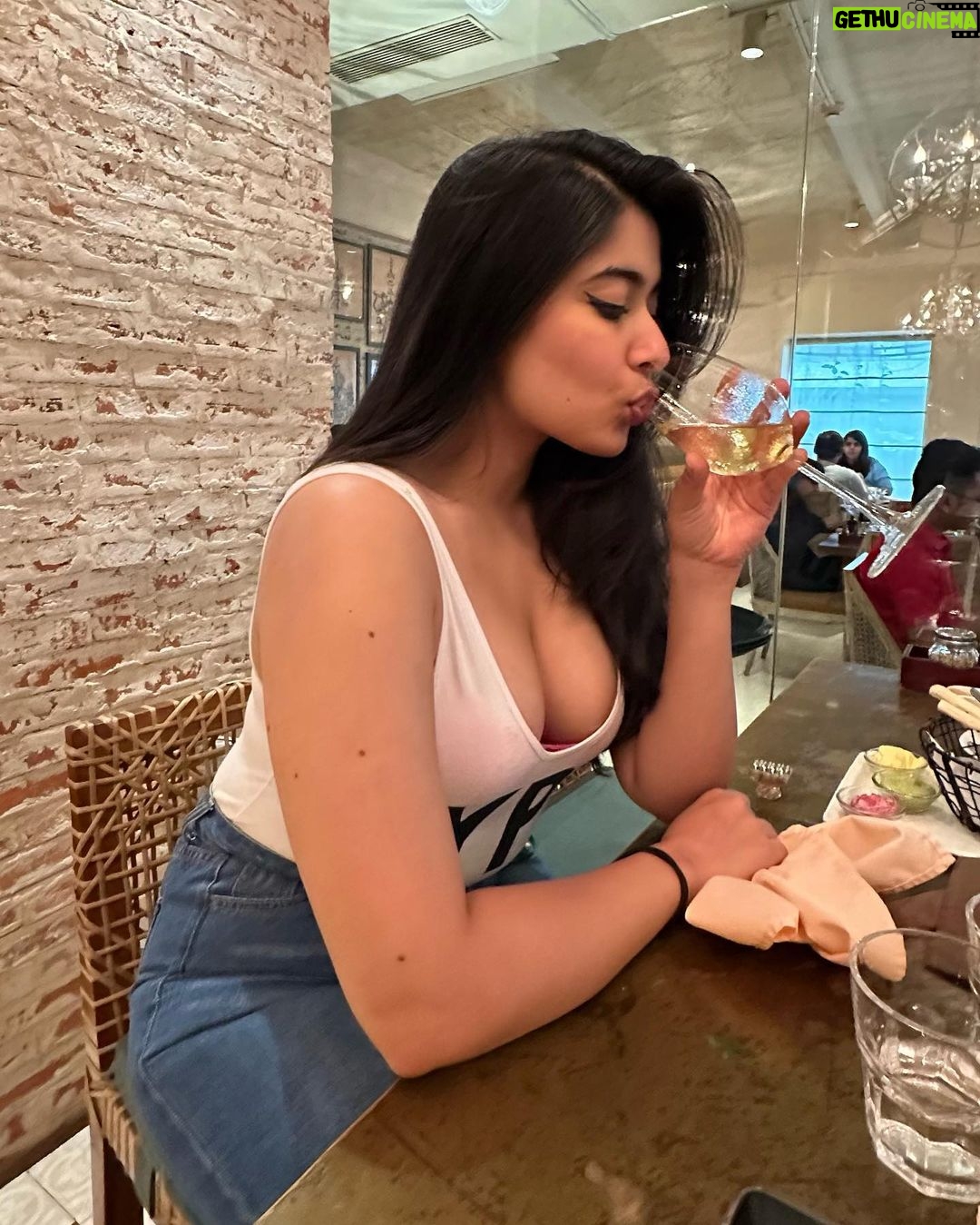 Nikita Sharma Instagram - Cheers to all 7.9 million of us! 🥳♥️✨ I love you all SO SO much. Truly. 🥹 Thank you for being a part of my family and giving me such wonderful love and support on my hard work. I promise to keep entertaining and engaging you all, so please keep the love coming as I always say. 🥰 Let’s grow and glow together! 🔥 Mumbai, Maharashtra