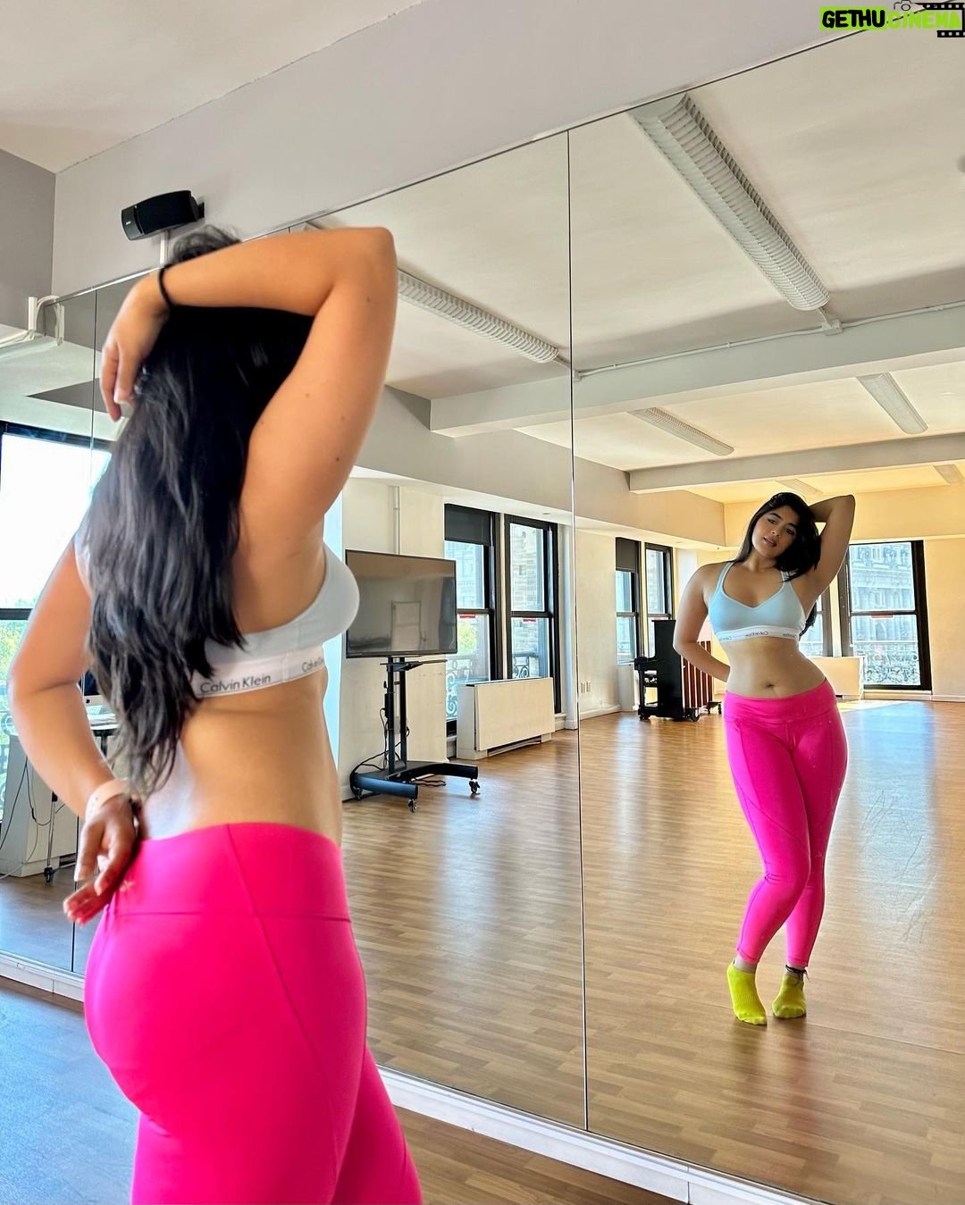 Nikita Sharma - 101.2K Likes - The only competition there is 🩷💙