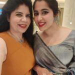 Nikita Sharma Instagram - Best company, delicious food and some yummy yummy coffee with breathtaking views. 🥰 That’s what the last few days have been about ♥️ Mumbai, Maharashtra