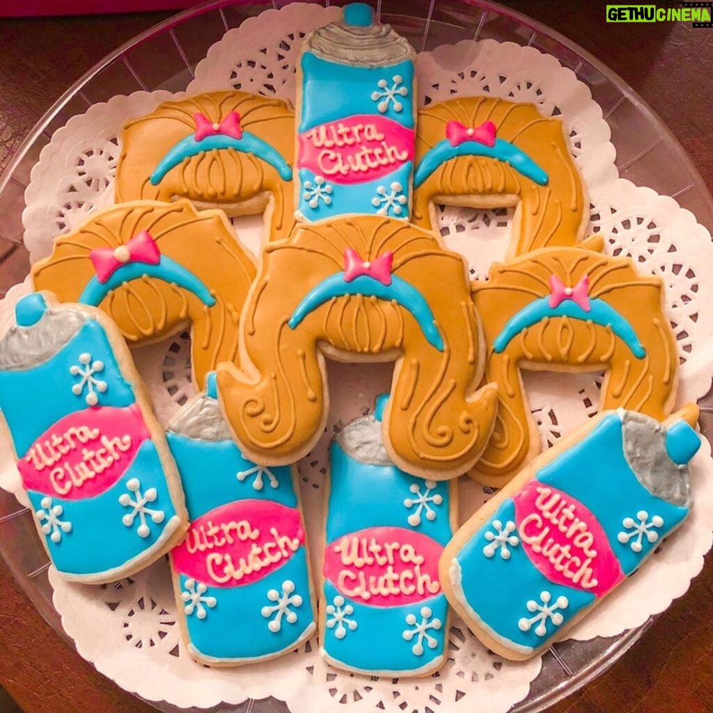 Nikki Blonsky Instagram - “Mama, I’m a baked good now!” The only thing better than how good these look are how good they taste! Guys, this is not an ad, I’m just that obsessed! If you live in the Long Island area, you MUST call @bake_me_crazy_desserts! Friends, you now know what you’ll be getting for all occasion celebrations going forward! 🎂❤️😍 Just Laugh