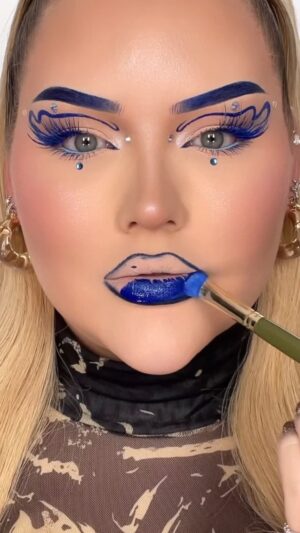 Nikkie de Jager Instagram - okay, but I’m actually in love with this 💙 trend by @madalinepompeii 💫 liner inspired by @maytahmi