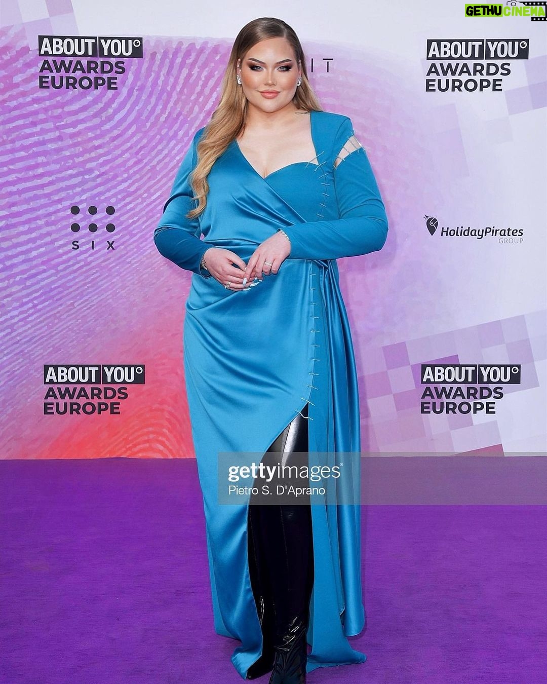 Nikkie de Jager Instagram - about last night πͺ I had so much fun hosting the @aboutyouawards β¨ congratulations to all the winners! even though I was the official host of the evening, I felt like a winner in this killer outfit! ππ» custom made by @marjabennenbroek