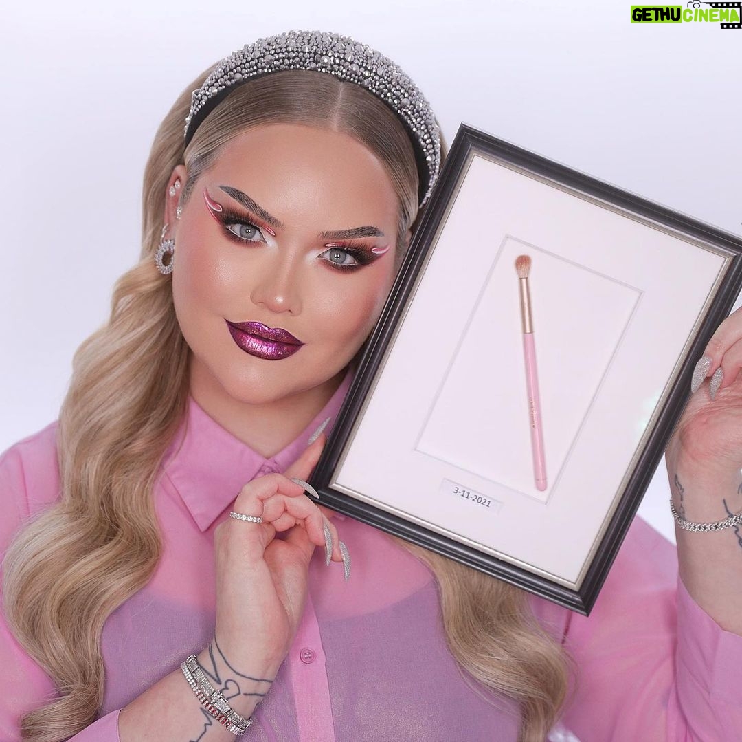 Nikkie de Jager Instagram - did I really frame one of the brushes I used on @adele? 😬👀 YES I ABSOLUTELY DID!!!!!!!! 😩💕 full video on my day with Adele is now up! ✨