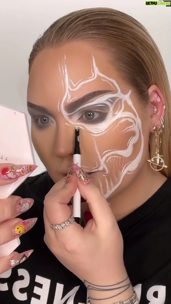 Nikkie de Jager Instagram - 🤯 look how easy the new @norvinacosmetics Chroma Stix from @anastasiabeverlyhills just made Halloween makeup! #anastasiabeverlyhills #chromastix #partner
