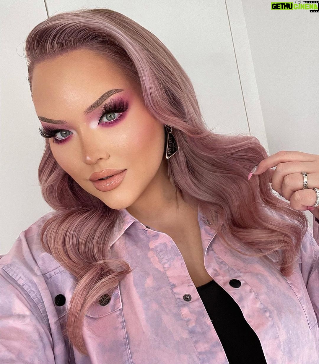 Nikkie de Jager Instagram - πΈπβ¨ color done by @beauty.by.elise