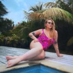 Nikkie de Jager Instagram - ✨ never thought I’d feel confident enough to post something like this… 😳✨ swipe for the reality check 😂🦩🌈