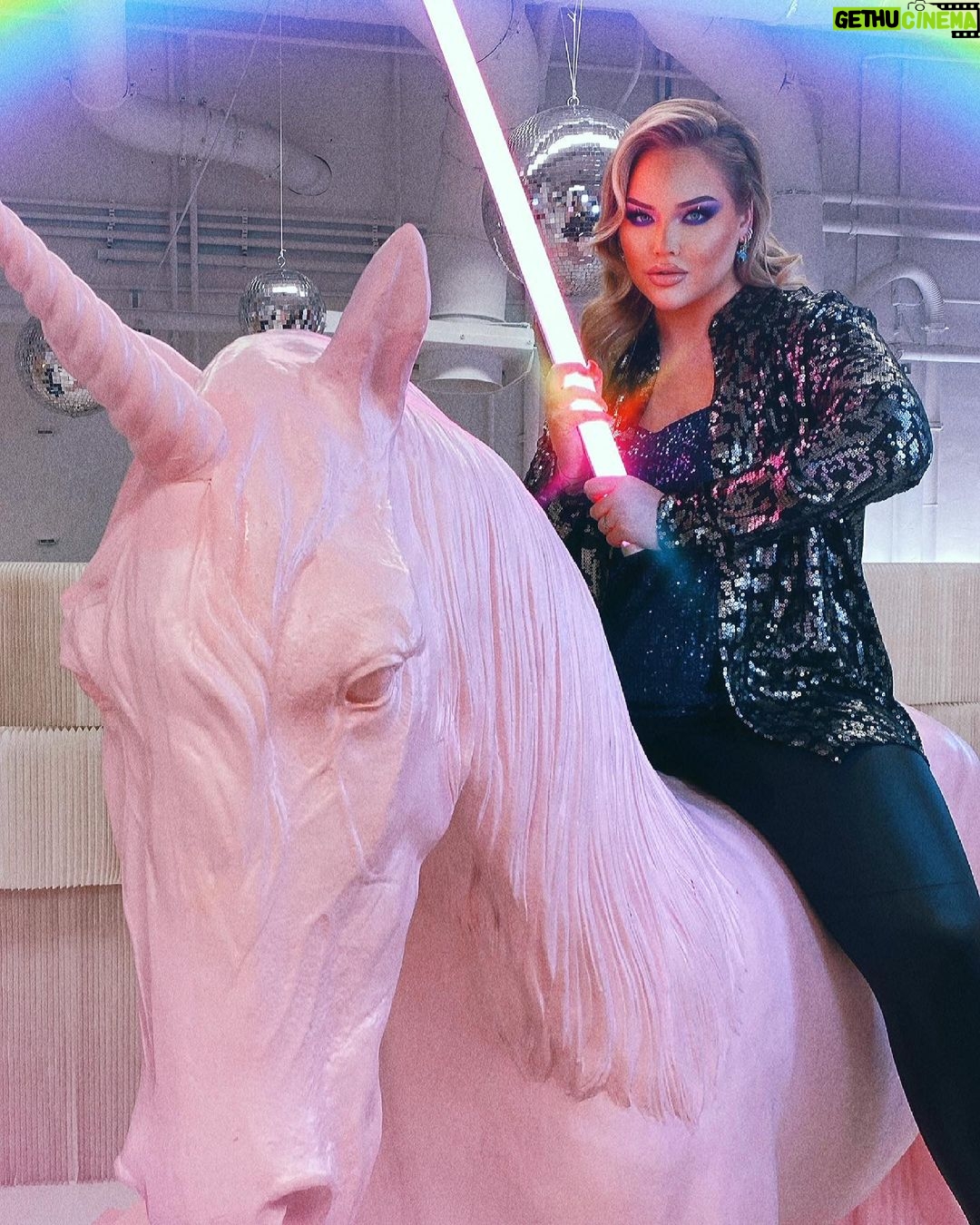 Nikkie de Jager Instagram - β¨π hop on besties, weβre fighting off transphobes πβ¨ WONDR Experience Amsterdam