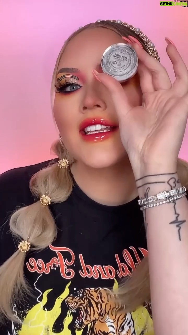 Nikkie de Jager Instagram - OBSESSED with this sound by @theofficialkristylee 🌈💓✨ what would YOUR picks be for the lyrics? 😳