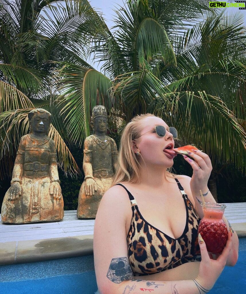 Nikkie de Jager Instagram - when you wanna take one of those classic insta baddie pool shots and you take it too far 😅🍉✨