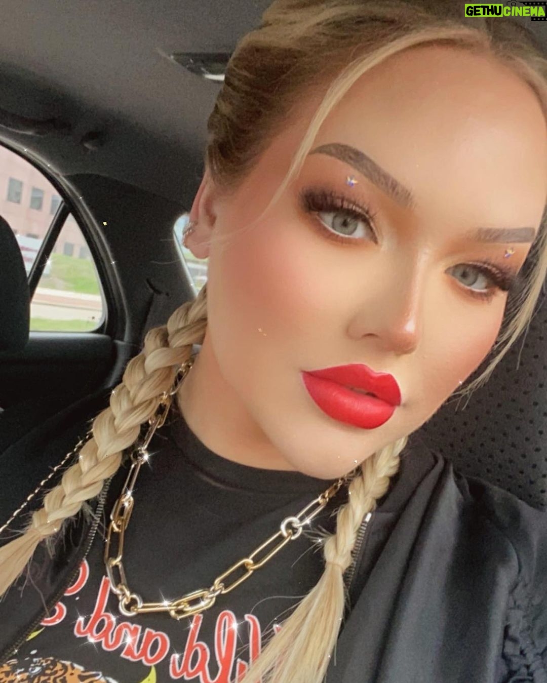Nikkie de Jager Instagram - ❤️💄⭐️✨ no idea what the caption should be so comment something funny 😅