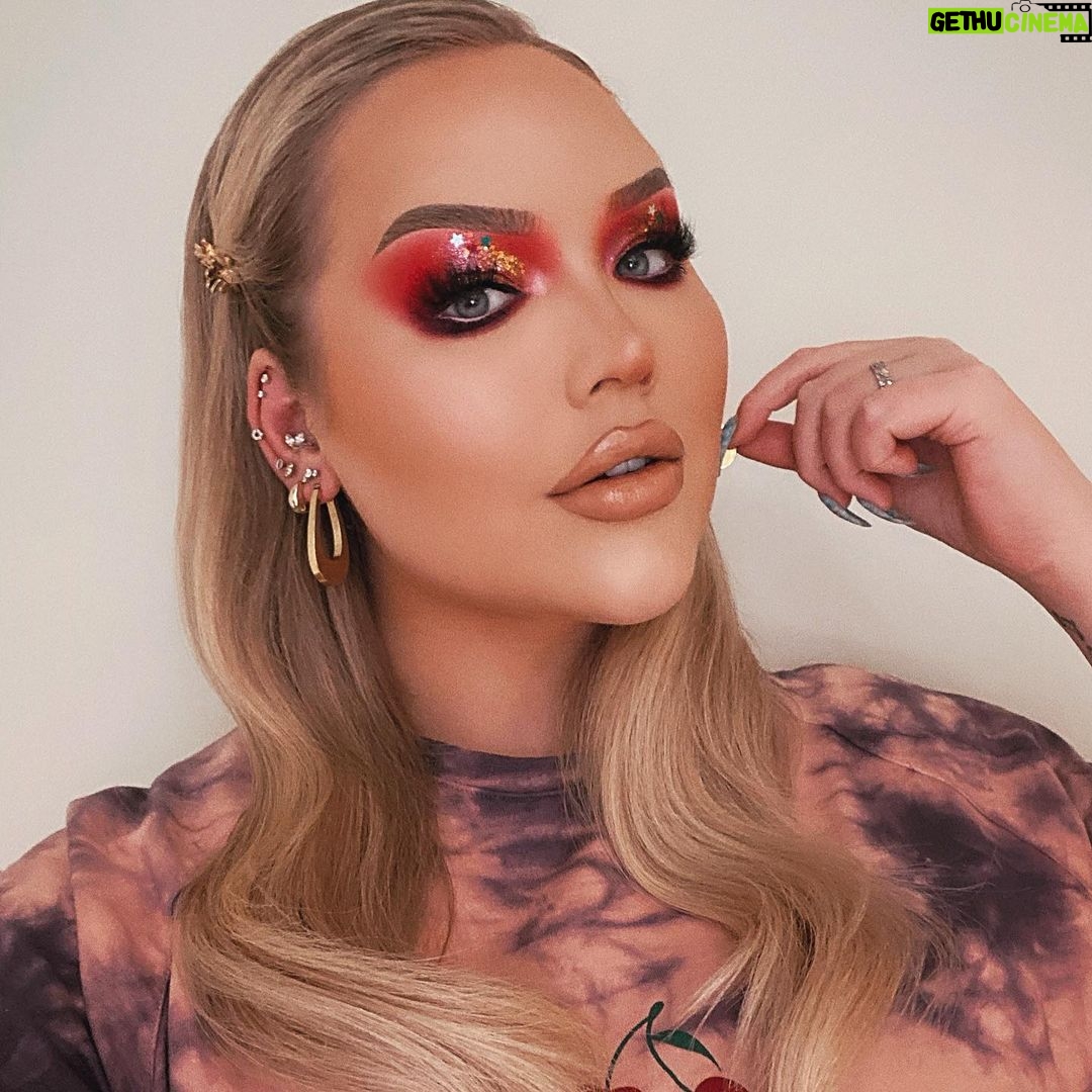 Nikkie de Jager Instagram - She got that power... that FACETUNE POWER ✨ I’ve always loved facetuning my photos (no surprise here) to take my photos to the next level ❤️ in my new video I expose all my Facetune2 hacks... that before and after? DAMN! 👏🏻 @facetune #facetune2 #partner