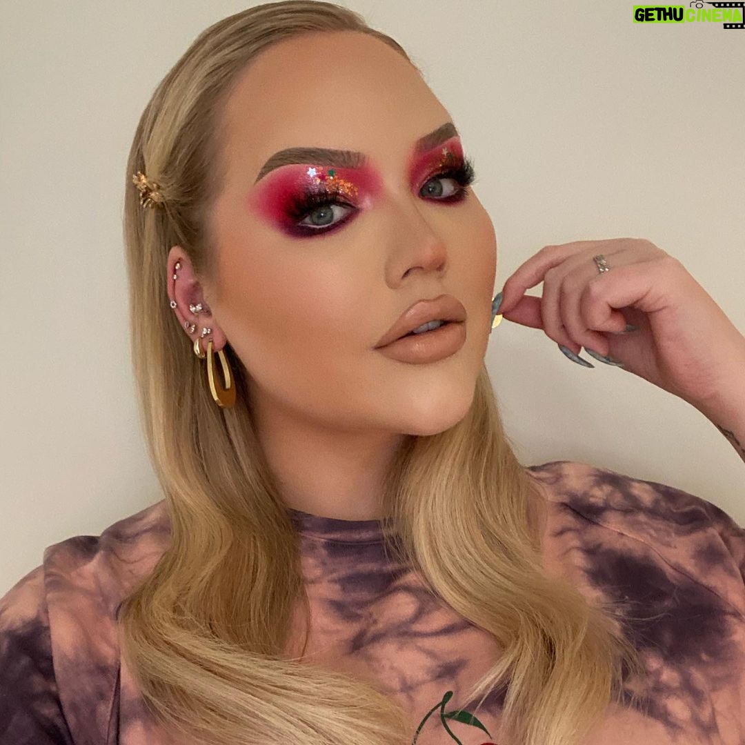 Nikkie de Jager Instagram - She got that power... that FACETUNE POWER ✨ I’ve always loved facetuning my photos (no surprise here) to take my photos to the next level ❤️ in my new video I expose all my Facetune2 hacks... that before and after? DAMN! 👏🏻 @facetune #facetune2 #partner