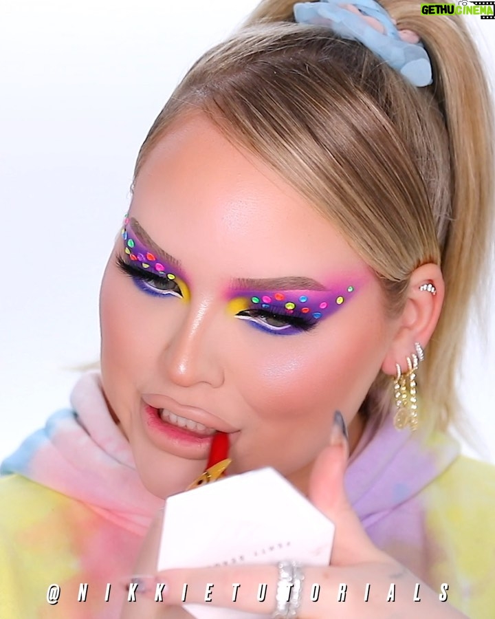 Nikkie de Jager Instagram - lost in my own world of MAKEUP! 😅💞 FULL video up on my channel ✨ link in bio! song is “my own world” by @davinamichelleofficial - @juviasplace Zulu Eyeshadow Palette ( use code NIKKIE to save $$ ) @ofracosmetics Space Baby Highlighter