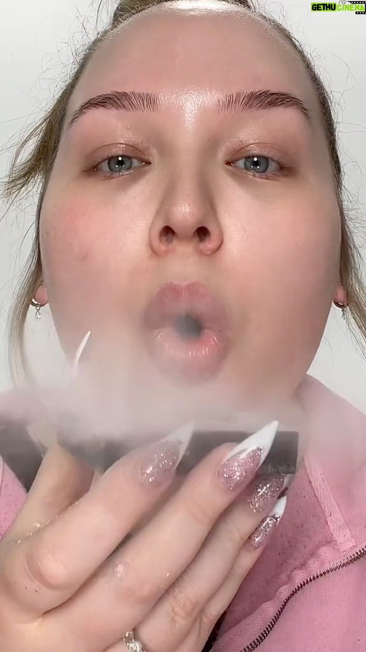 Nikkie de Jager Instagram - there’s setting powder EVERYWHERE 🫥 but it’s so worth it! 🔥