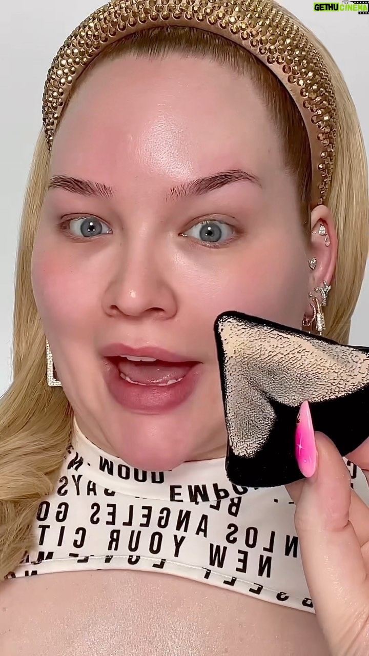 Nikkie de Jager Instagram - using a powder puff for liquid foundation?! 😳