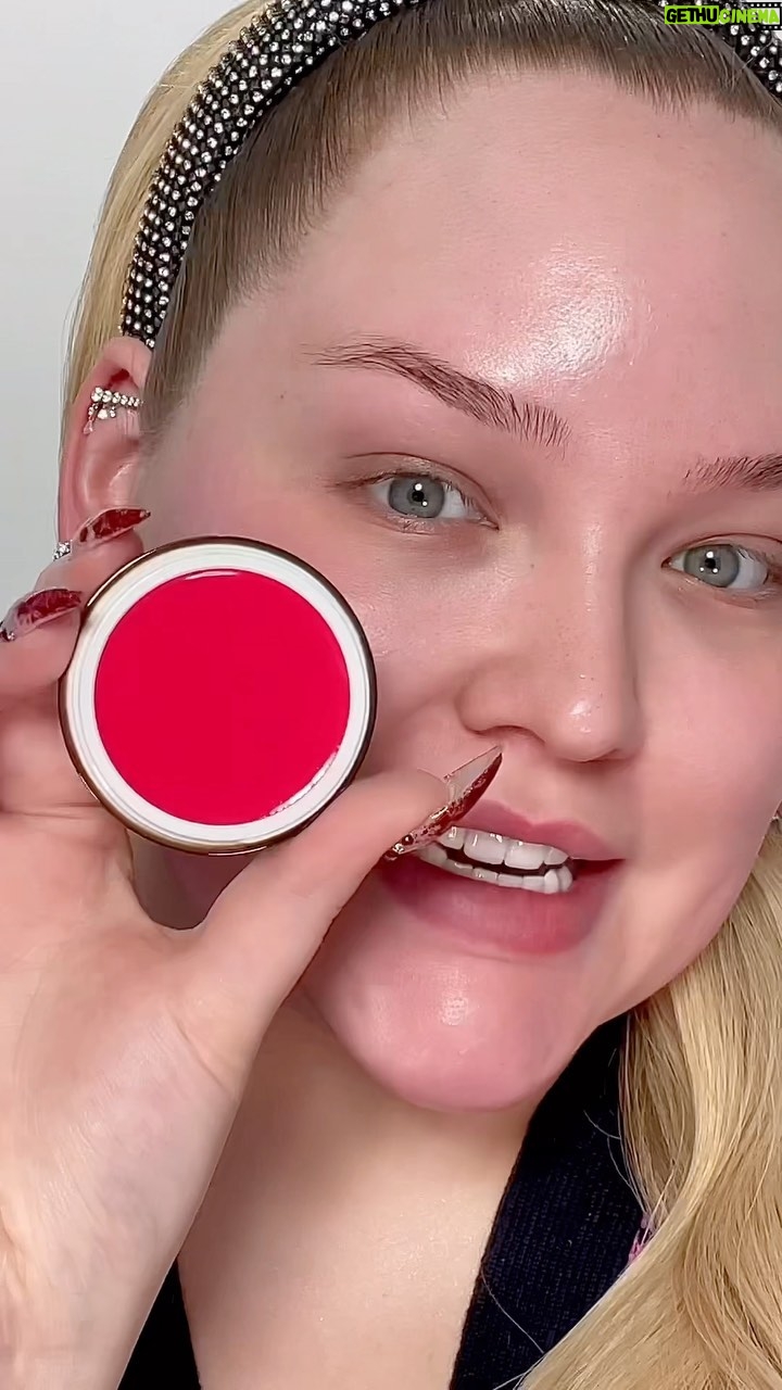 Nikkie de Jager Instagram - umm- these blushes tho? 👁️👄👁️