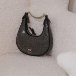 Nikol Švantnerová Instagram – Tak který den?👜👛 
@vanesafashion.cz