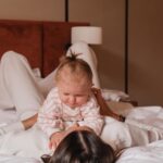 Nikol Švantnerová Instagram – Dlouho jsem hledala v Praze takový náš ,,druhý domov”, protože cestujeme stále častěji a s Miunkou jsou ty potřeby daleko větší.No našly jsme ho tady @thejulius_prague 🧳🤍 Možnost si vyprat, uvařit, ale pořád mít hotelový servis, krásné prostředí a lokalita přímo v centru. Děkujeme! #homeawayfrom The Julius Prague