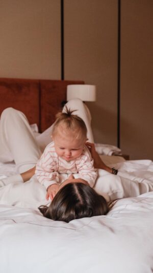Nikol Švantnerová Instagram - Dlouho jsem hledala v Praze takový náš ,,druhý domov”, protože cestujeme stále častěji a s Miunkou jsou ty potřeby daleko větší.No našly jsme ho tady @thejulius_prague 🧳🤍 Možnost si vyprat, uvařit, ale pořád mít hotelový servis, krásné prostředí a lokalita přímo v centru. Děkujeme! #homeawayfrom