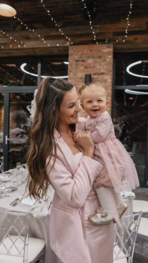 Nikol Švantnerová Instagram - Sladily jsme se na svatbu🩷 #matchymatchy
Miunka je pro každou špatnost s mámou a vždycky se u toho ještě směje, prostě parťák na vše!