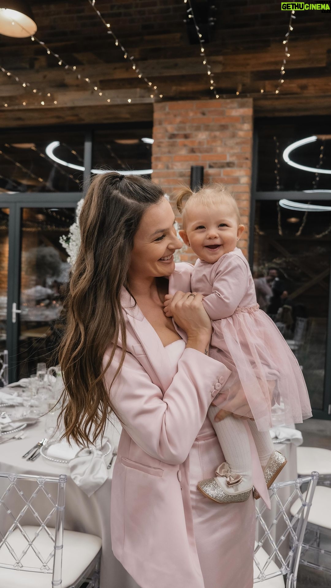 Nikol Švantnerová - 2.9K Likes - Sladily jsme se na svatbu🩷 #matchymatchy
Miunka je pro každou špatnost s mámou a vždycky se u toho ještě směje, prostě parťák na vše!