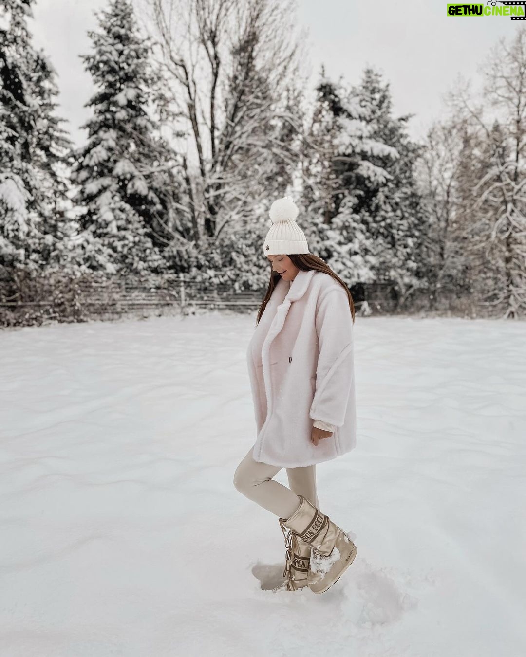 Nikol Švantnerová Instagram - Tak dneska je to na moon boots i ve městě❄️ale pojďme si říct, že až na ten malý dopravní kolaps je to pohádka! Akorát to klidně mohlo přijít až třeba za 3 týdny, protože bych si docela přála konečně bílé Vánoce. #wintertime
