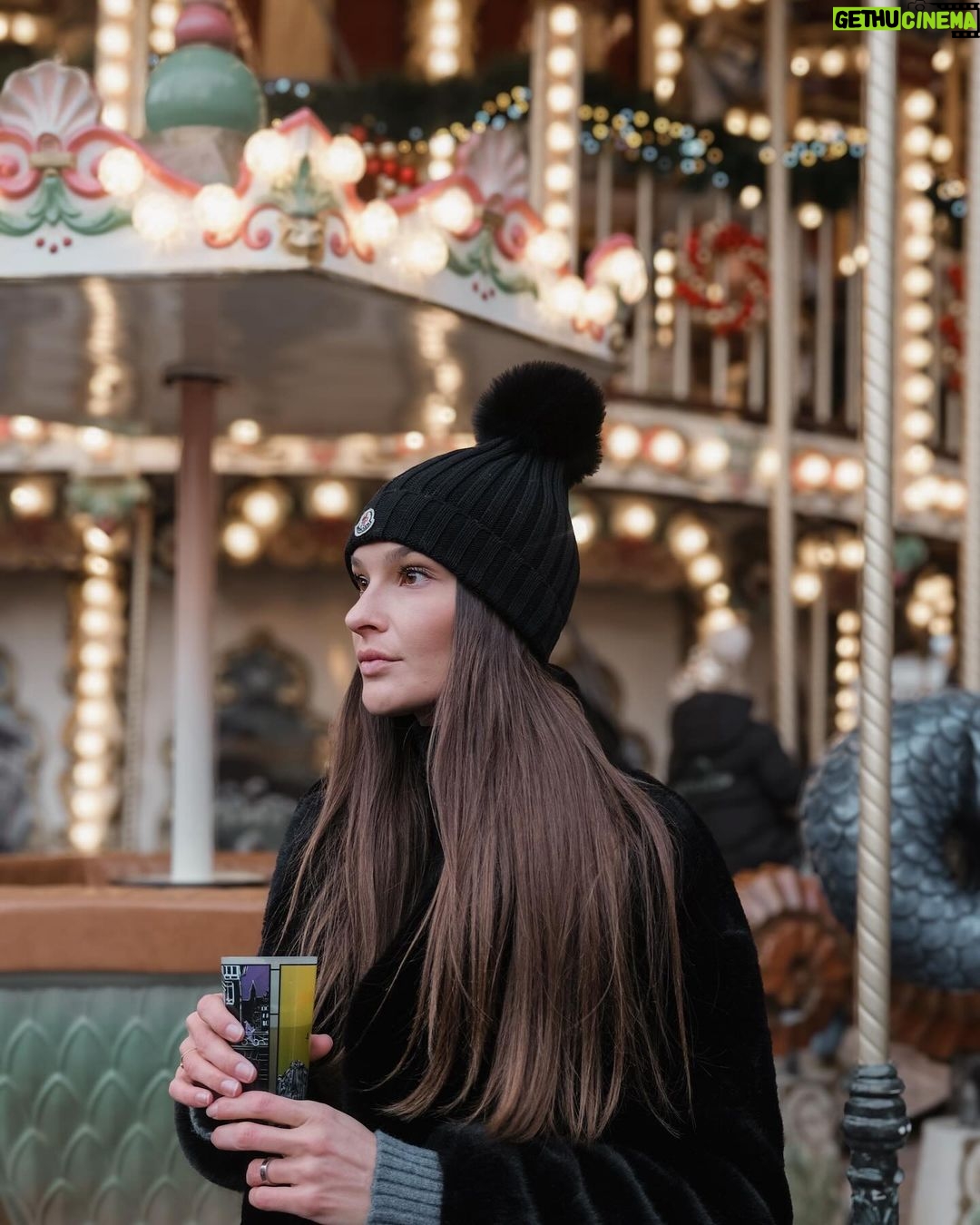 Nikol Švantnerová Instagram - Vánoční trhy ve Štrasburku jsem měla na wishlistu už dlouho a byly dokonalé!🎠🧸krásně nazdobené ulice, trhy na každém rohu, milion světýlek, atrakcí, jediné co jim mohu vytknout jsou plastové kelímky místo hrníčků😁 #christmasmarket #strasbourg Strasbourg, France