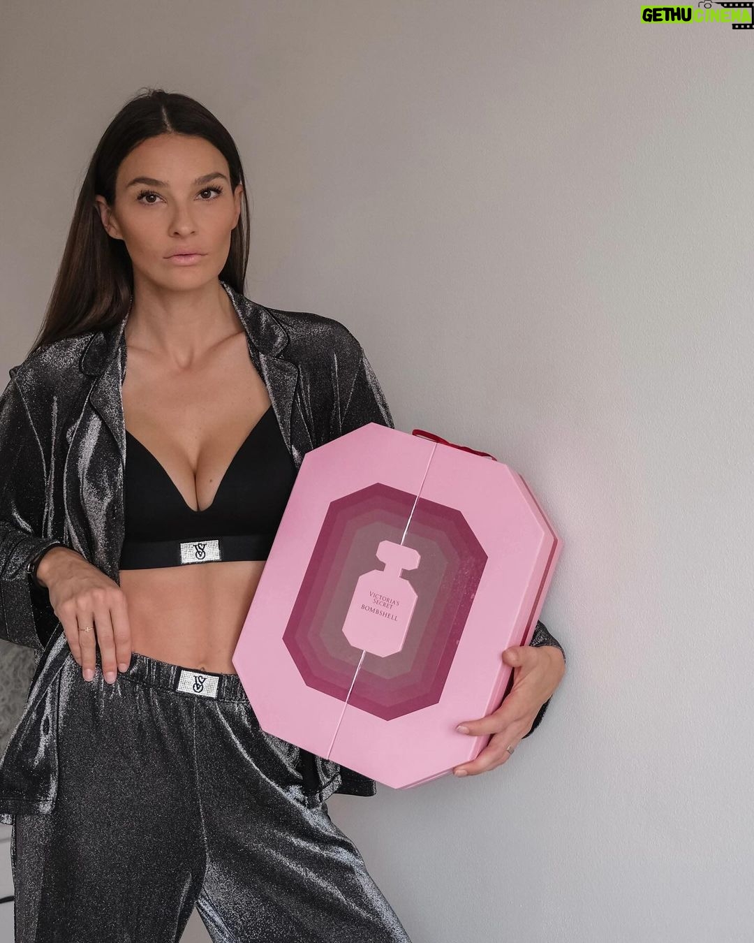 Nikol Švantnerová Instagram - Victoria’s Secret je srdcovka a taky trochu závislost🩷 A tak mám pro vás další krásnou akci v rámci Black Friday-všechny beauty produkty a doplňky, vem 4 a zaplať 2. Platí do zítra na prodejně i online @victoriassecretczech #blackfriday #victoriassecret