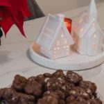 Nikol Švantnerová Instagram - Když je chuť na perníčky, ale na cukroví se nám ještě nechce🐻 Chtěla jsem dělat perníkovou bábovku, ale pak jsem objevila doma tuhle formu, každopádně vy můžete klidně využít recept právě na bábovku. Recept: •vejce 3 ks •třtinový cukr půl hrnku •olej(máslo) půl hrnku •mléko 1 hrnek •hladká mouka @pernerka.cz 2 hrnky •holandské kakao 3 lžíce •med 1 lžíce •kypřící prášek •perníkové koření 1 lžíce Péct na 180 stupňů 20 minut, bábovka 40-50 minut. Forma je z @bonamicz