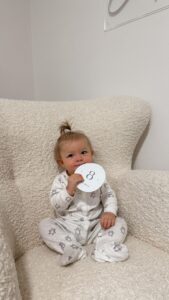 Nikol Švantnerová Instagram - 8 months 🤍 Nechápu, jak to utíká, koukám na fotky, videa, ještě před chvílí to bylo malé miminko a teď je to velká holka, která vedle nás sedí a směje se na nás s těma svýma třema zoubkama🫶🏼 #loveyou